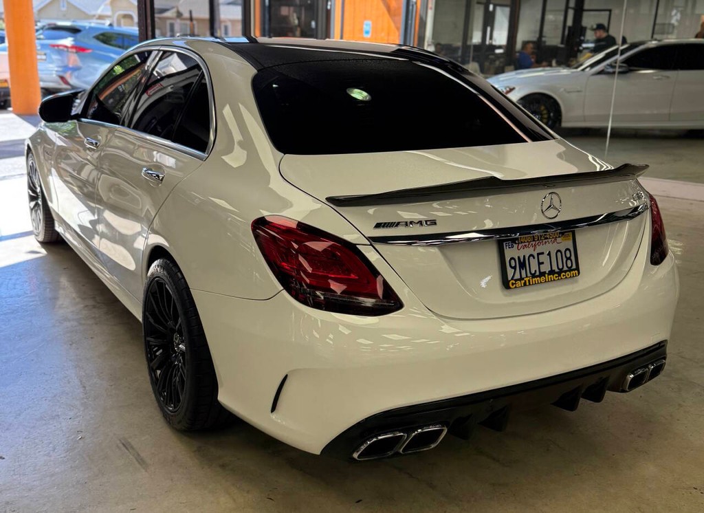 Mercedes-Benz C-Class Vehicle Full-screen Gallery Image 06