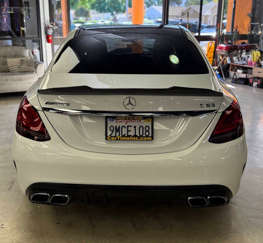 Mercedes-Benz C-Class Vehicle Full-screen Gallery Image 07