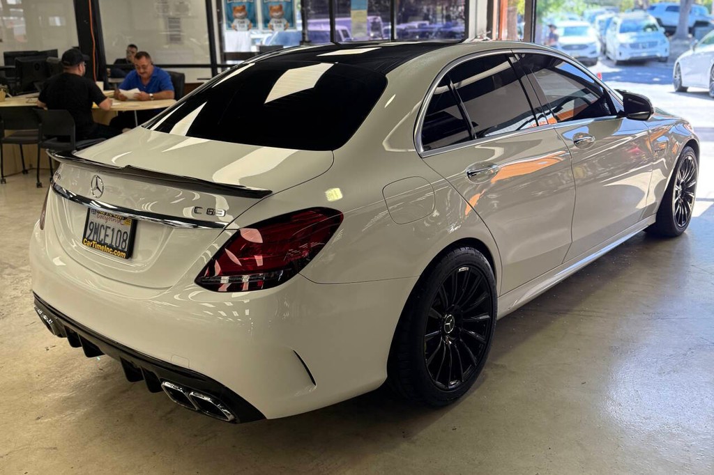 Mercedes-Benz C-Class Vehicle Full-screen Gallery Image 08