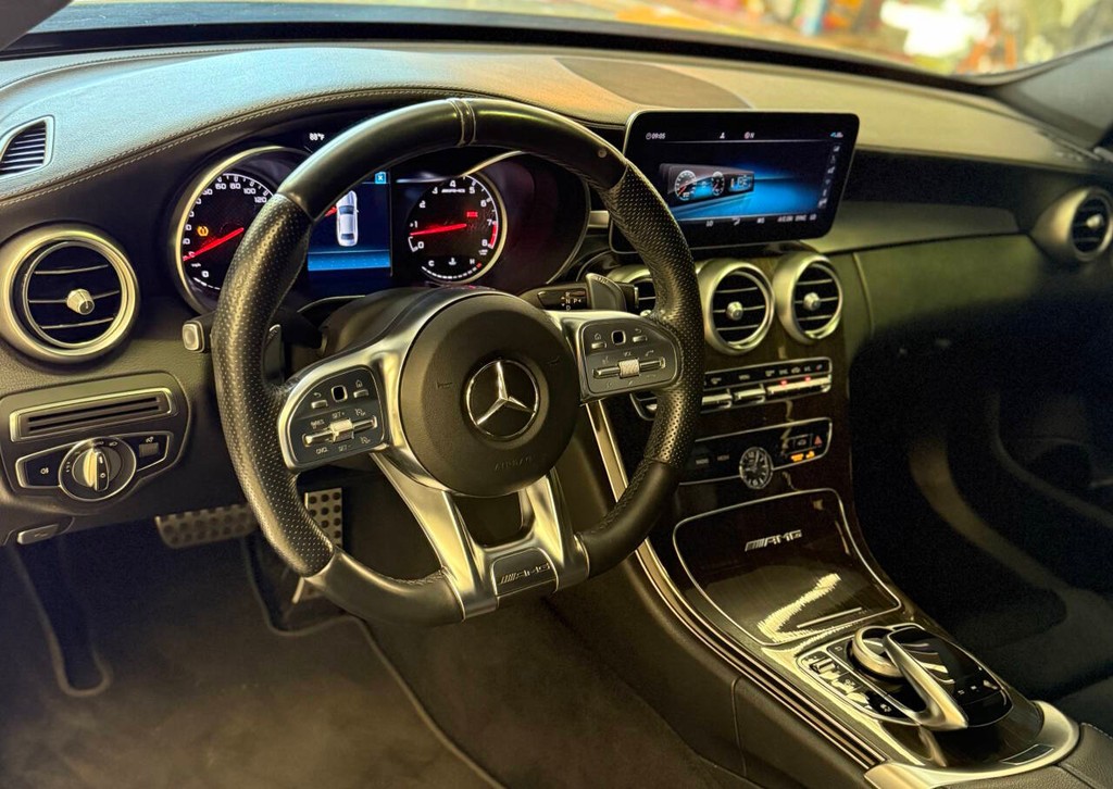 Mercedes-Benz C-Class Vehicle Full-screen Gallery Image 09