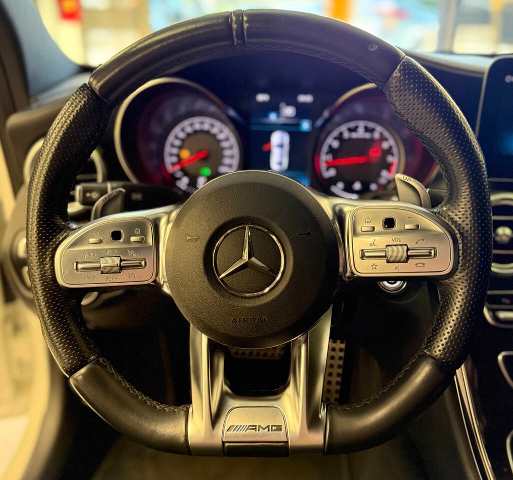 Mercedes-Benz C-Class Vehicle Full-screen Gallery Image 10