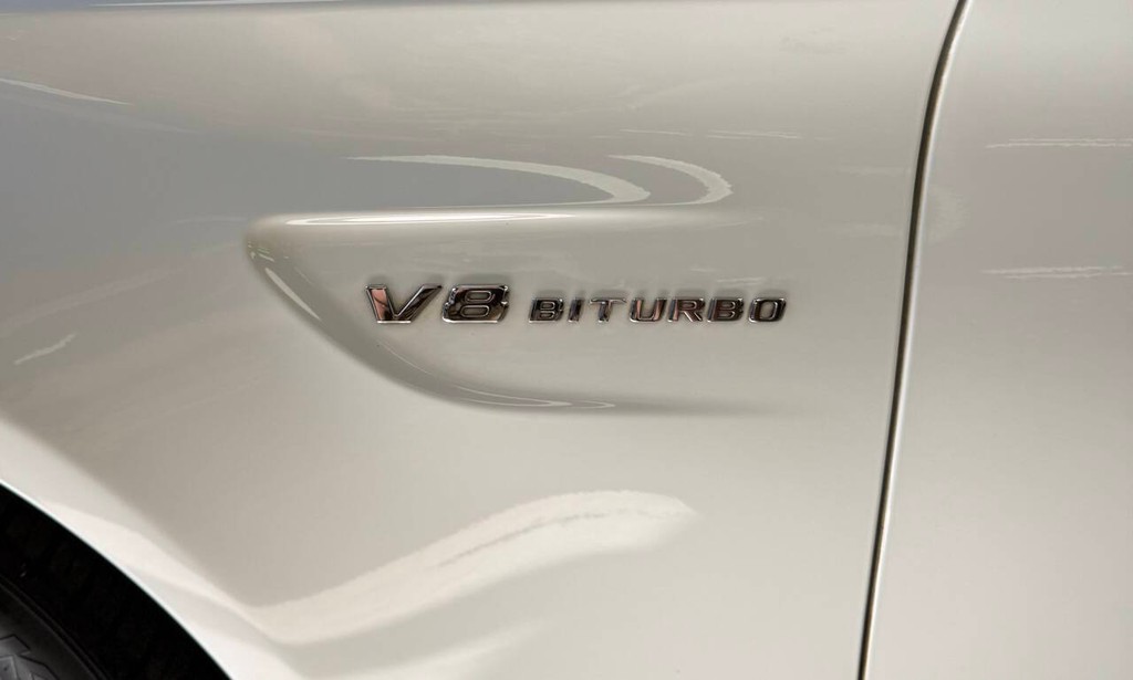 Mercedes-Benz C-Class Vehicle Full-screen Gallery Image 17