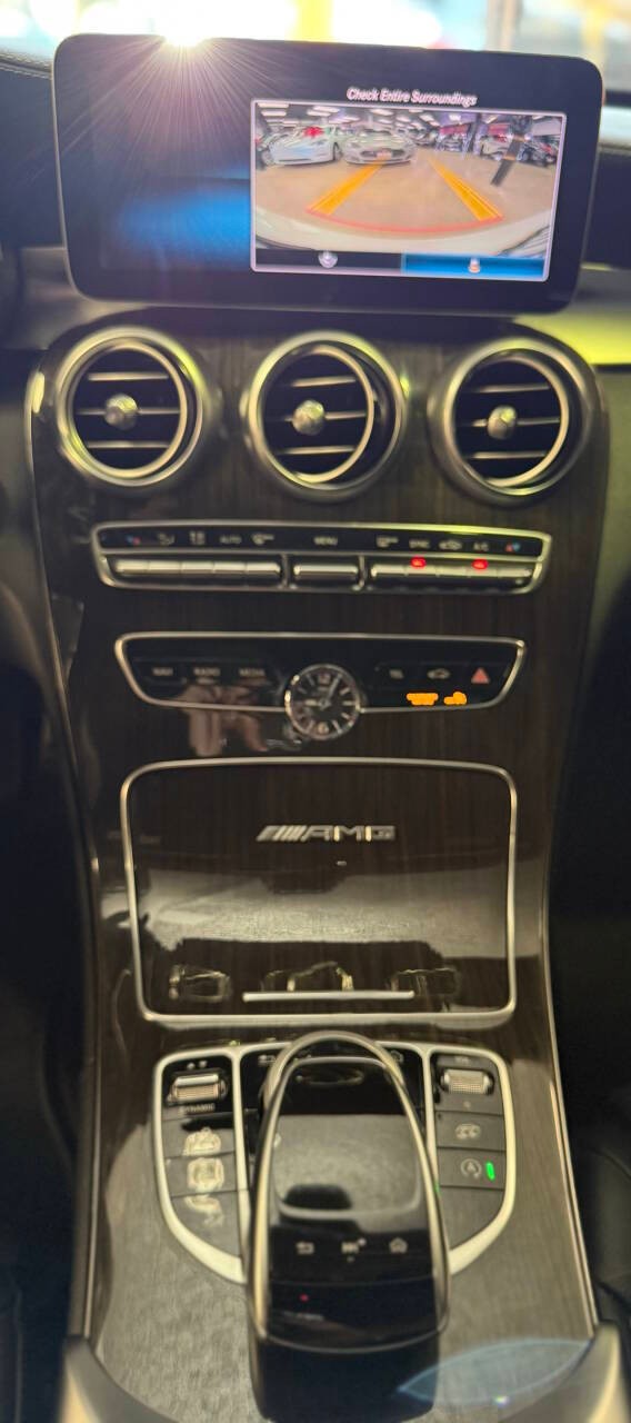 Mercedes-Benz C-Class Vehicle Full-screen Gallery Image 11