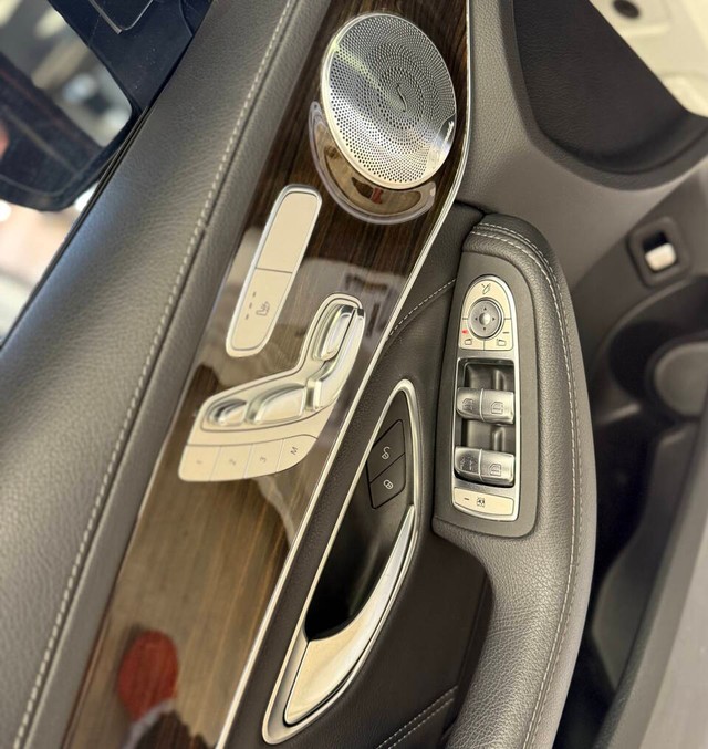 Mercedes-Benz C-Class Vehicle Full-screen Gallery Image 12