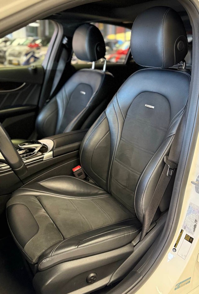 Mercedes-Benz C-Class Vehicle Full-screen Gallery Image 13