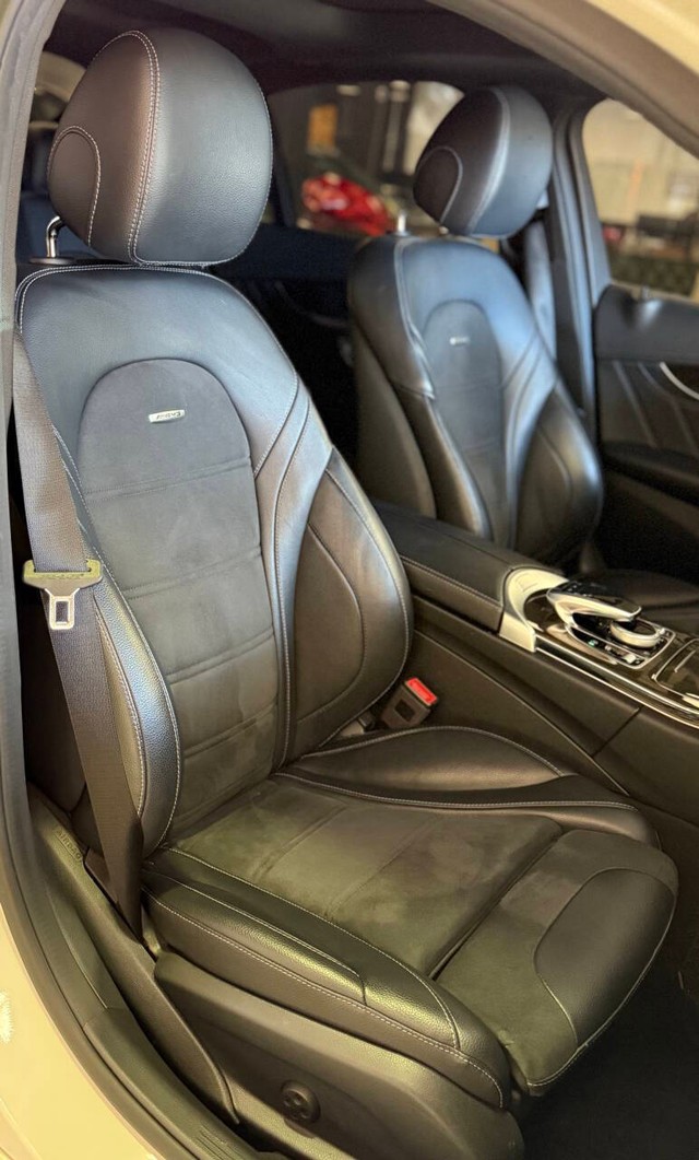 Mercedes-Benz C-Class Vehicle Full-screen Gallery Image 14