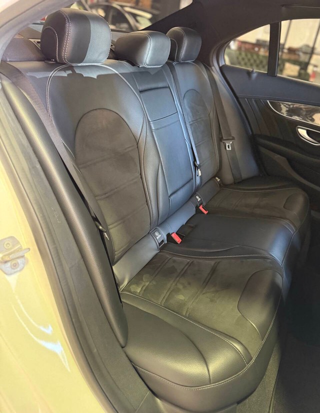 Mercedes-Benz C-Class Vehicle Full-screen Gallery Image 15