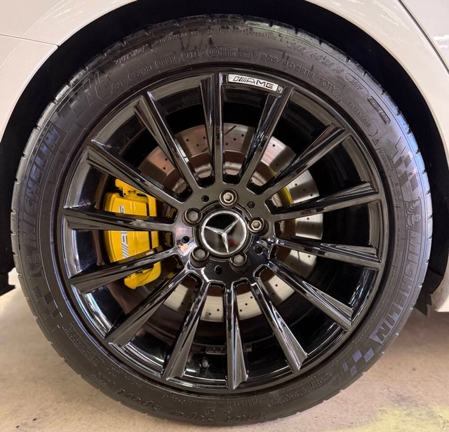 Mercedes-Benz C-Class Vehicle Full-screen Gallery Image 16