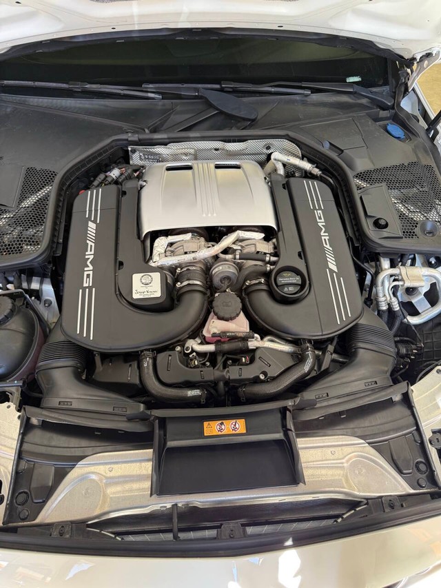 Mercedes-Benz C-Class Vehicle Full-screen Gallery Image 18