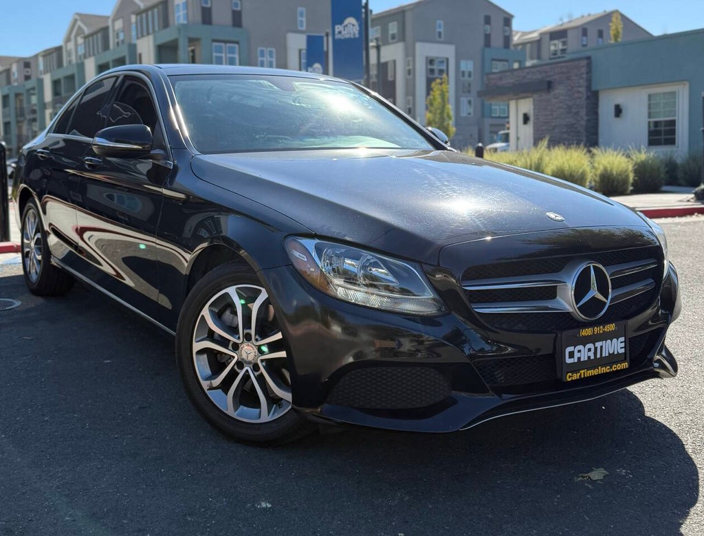 Mercedes-Benz C-Class Vehicle Full-screen Gallery Image 03