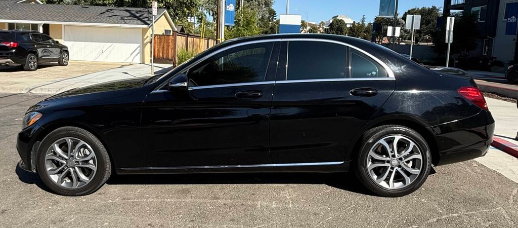 Mercedes-Benz C-Class Vehicle Full-screen Gallery Image 04