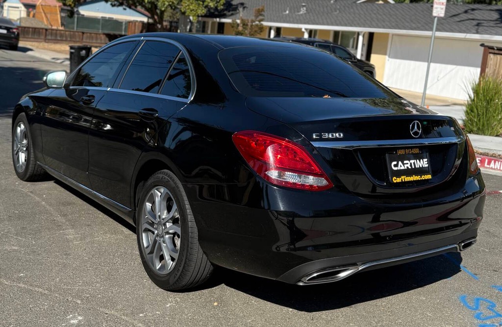 Mercedes-Benz C-Class Vehicle Full-screen Gallery Image 05