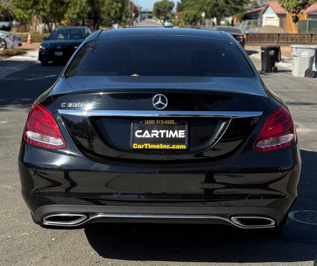 Mercedes-Benz C-Class Vehicle Full-screen Gallery Image 06