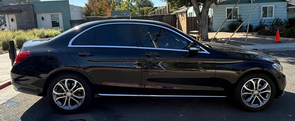 Mercedes-Benz C-Class Vehicle Full-screen Gallery Image 07