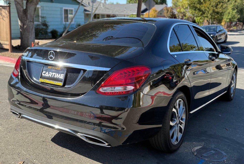 Mercedes-Benz C-Class Vehicle Full-screen Gallery Image 08