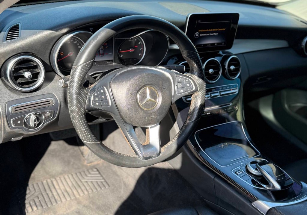 Mercedes-Benz C-Class Vehicle Full-screen Gallery Image 09