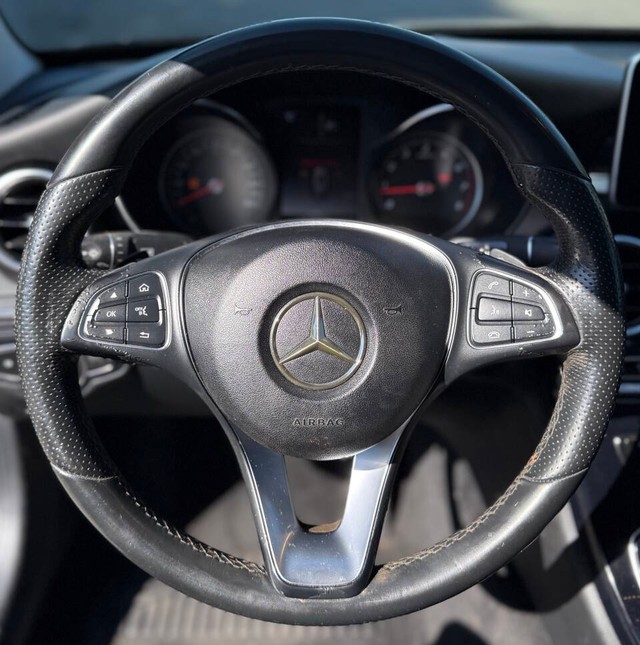 Mercedes-Benz C-Class Vehicle Full-screen Gallery Image 10