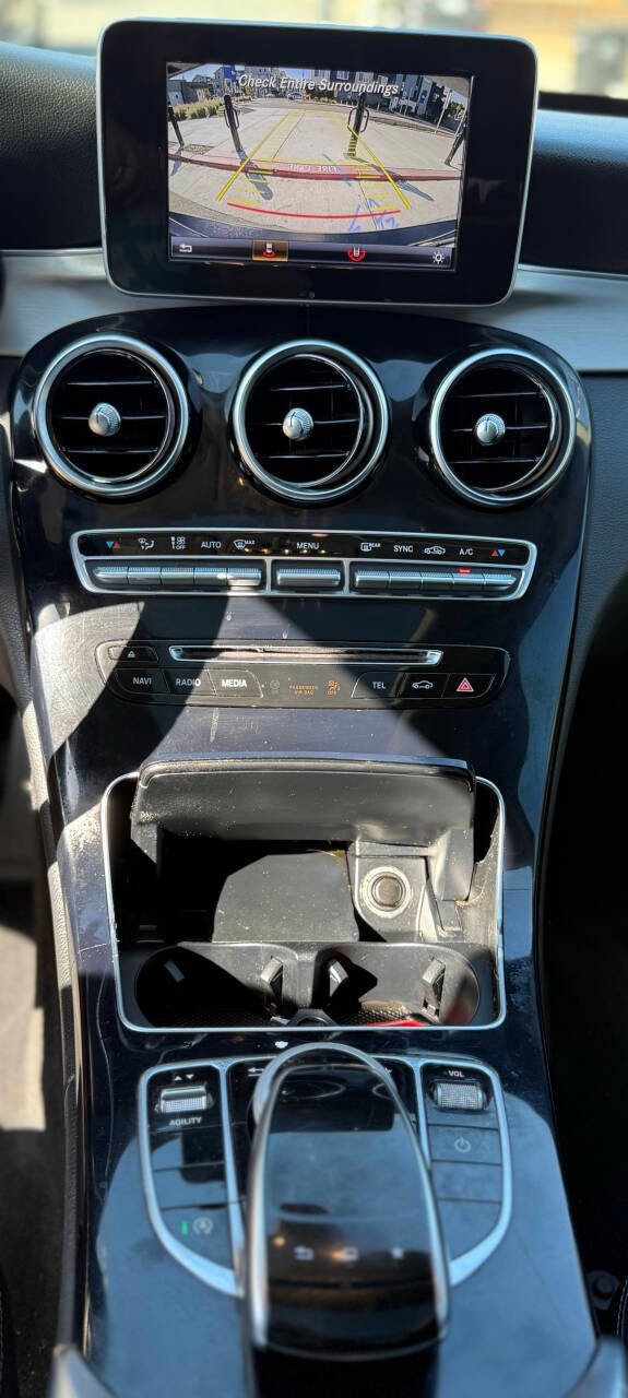 Mercedes-Benz C-Class Vehicle Full-screen Gallery Image 11