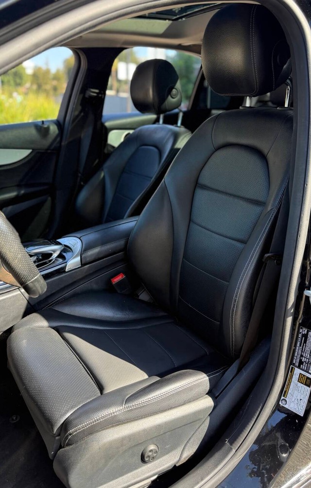 Mercedes-Benz C-Class Vehicle Full-screen Gallery Image 12