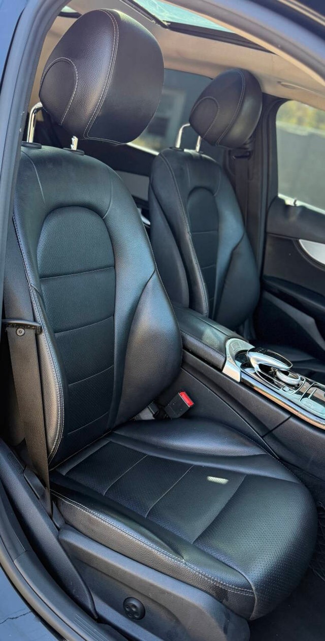 Mercedes-Benz C-Class Vehicle Full-screen Gallery Image 13