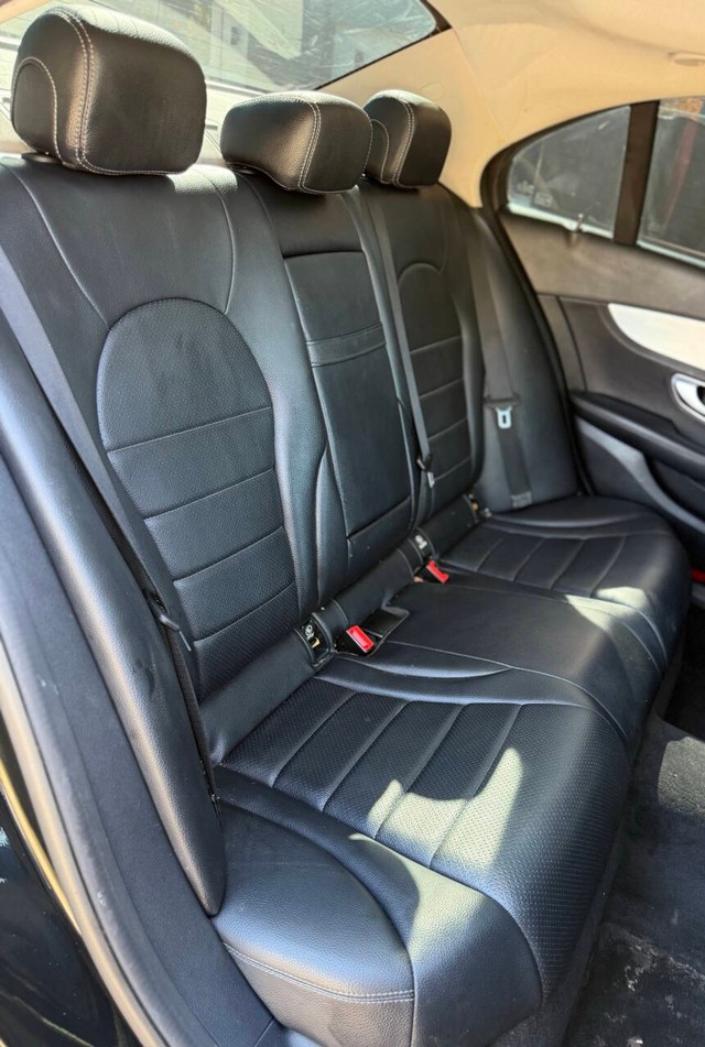 Mercedes-Benz C-Class Vehicle Full-screen Gallery Image 14