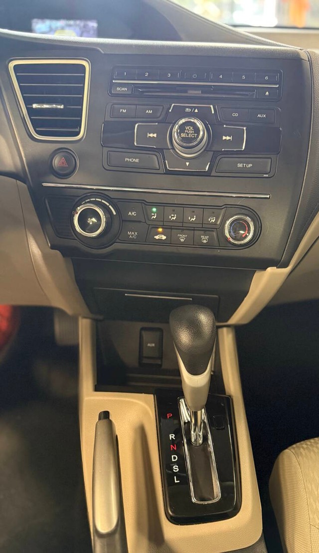 Honda Civic Vehicle Full-screen Gallery Image 11