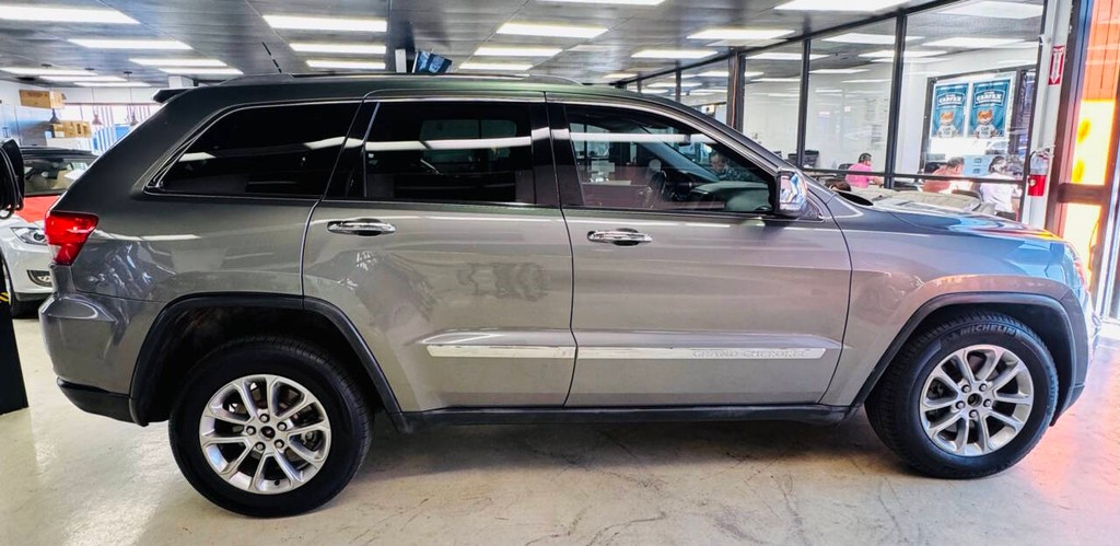 Jeep Grand Cherokee Vehicle Full-screen Gallery Image 05