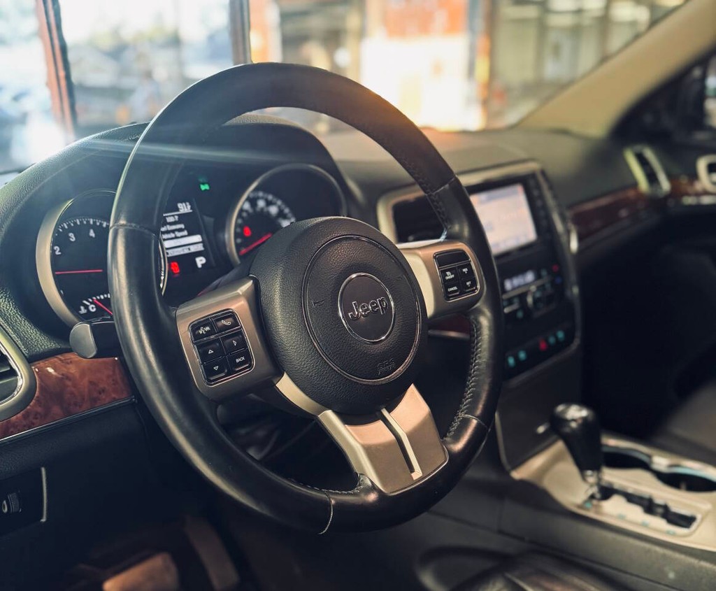 Jeep Grand Cherokee Vehicle Full-screen Gallery Image 11