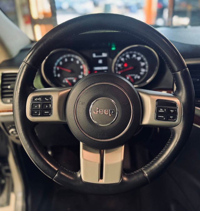 Jeep Grand Cherokee Vehicle Full-screen Gallery Image 09