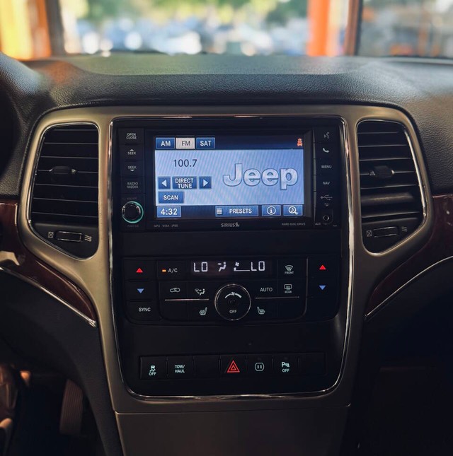 Jeep Grand Cherokee Vehicle Full-screen Gallery Image 10