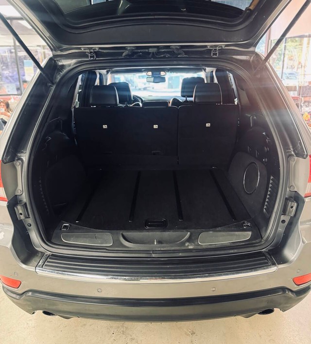 Jeep Grand Cherokee Vehicle Full-screen Gallery Image 17