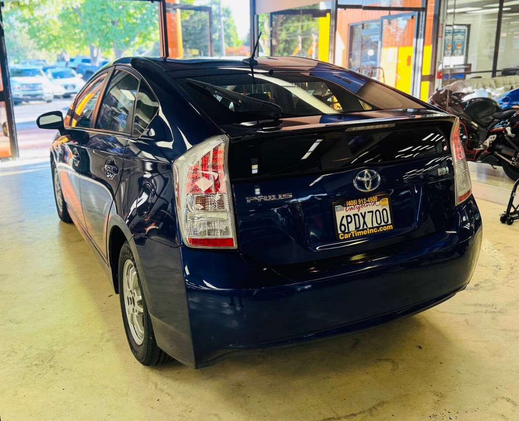 Toyota Prius Vehicle Full-screen Gallery Image 05