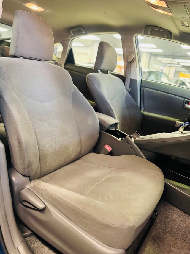 Toyota Prius Vehicle Full-screen Gallery Image 12