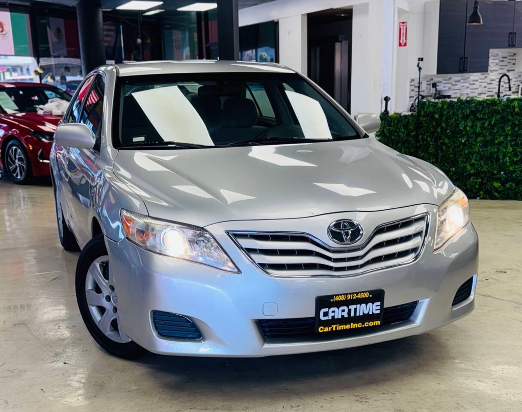 Toyota Camry Vehicle Full-screen Gallery Image 02