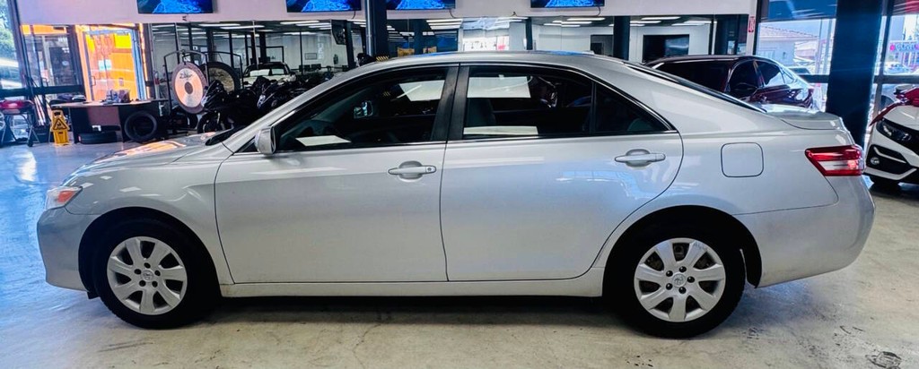 Toyota Camry Vehicle Full-screen Gallery Image 04