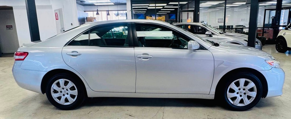 Toyota Camry Vehicle Full-screen Gallery Image 05