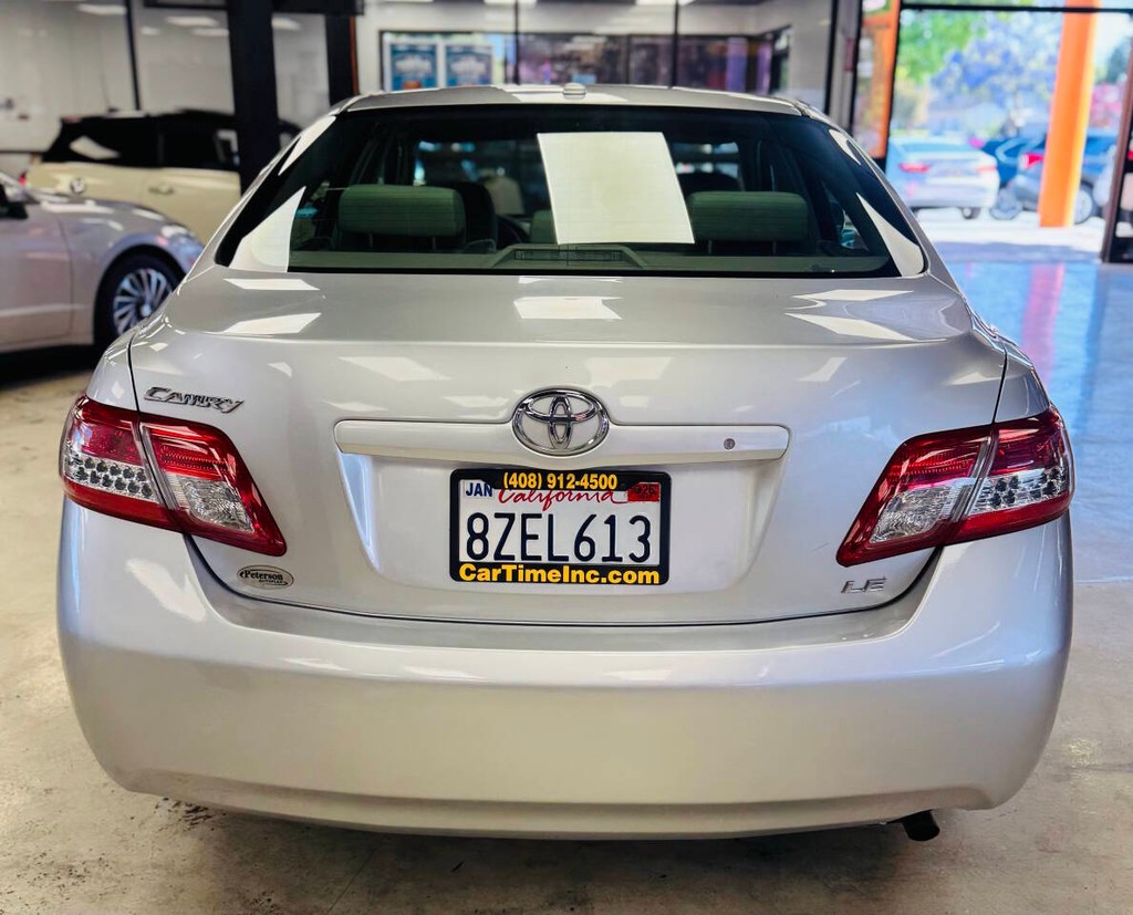 Toyota Camry Vehicle Full-screen Gallery Image 06