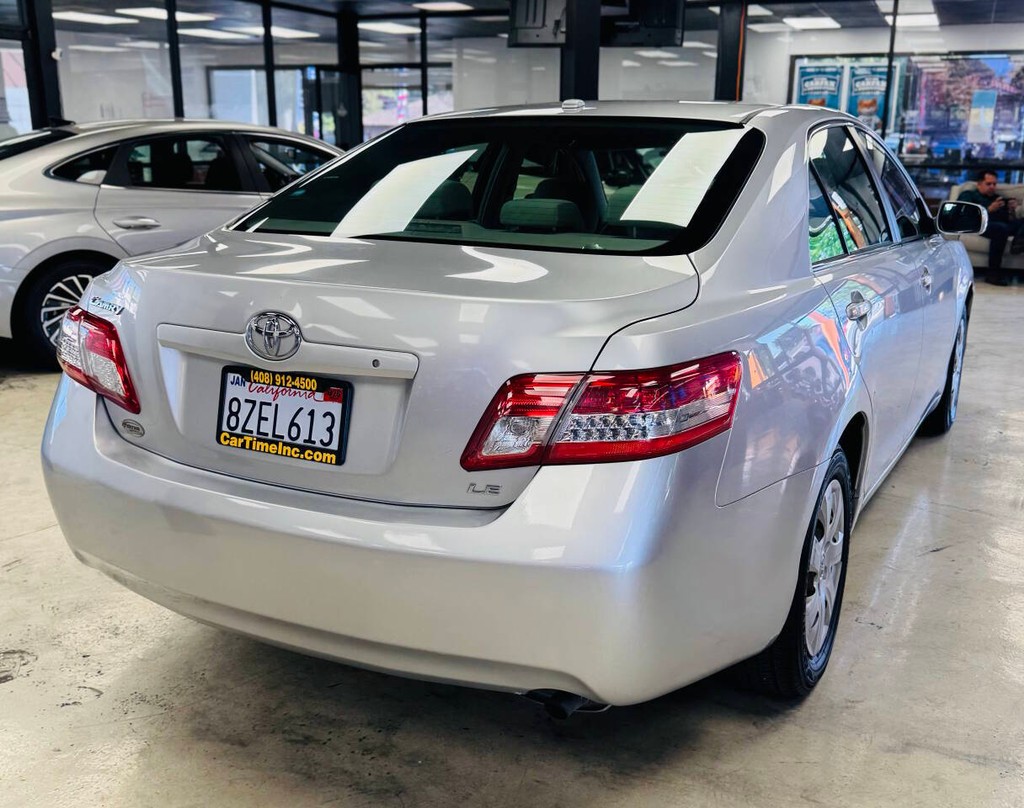 Toyota Camry Vehicle Full-screen Gallery Image 07