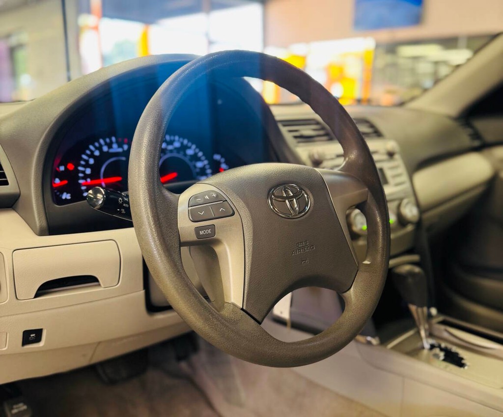 Toyota Camry Vehicle Full-screen Gallery Image 09