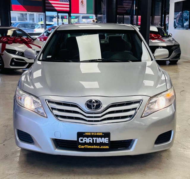 Toyota Camry Vehicle Full-screen Gallery Image 03