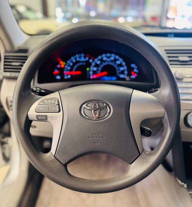 Toyota Camry Vehicle Full-screen Gallery Image 08