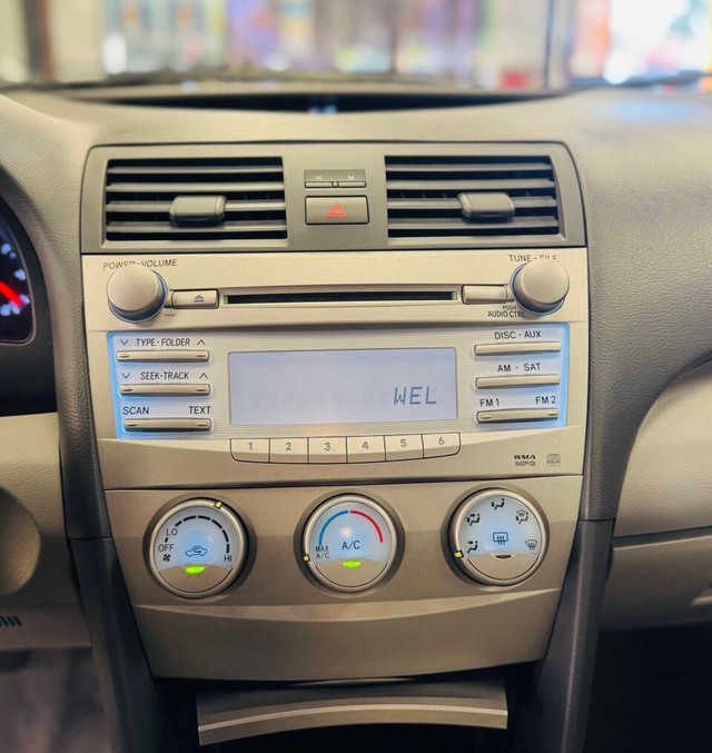 Toyota Camry Vehicle Full-screen Gallery Image 10