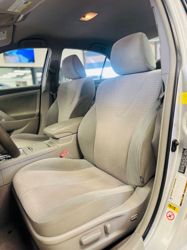 Toyota Camry Vehicle Full-screen Gallery Image 11