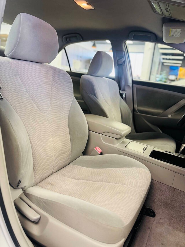 Toyota Camry Vehicle Full-screen Gallery Image 12