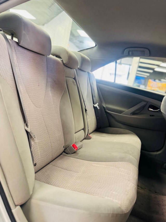 Toyota Camry Vehicle Full-screen Gallery Image 13