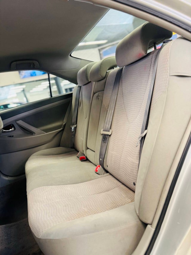 Toyota Camry Vehicle Full-screen Gallery Image 14