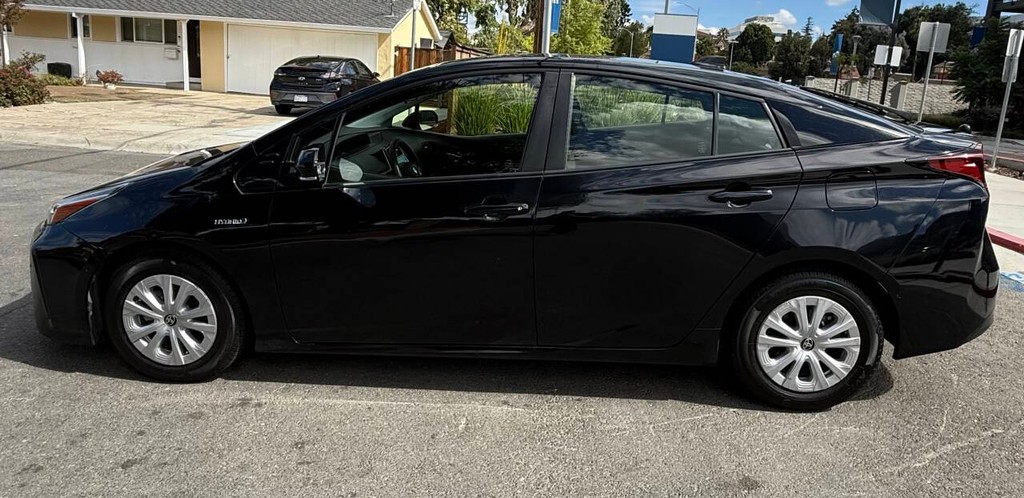 Toyota Prius Vehicle Full-screen Gallery Image 04