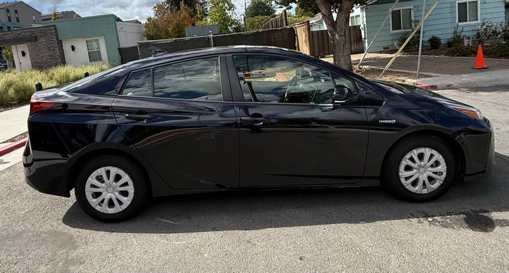 Toyota Prius Vehicle Full-screen Gallery Image 05