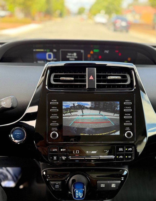 Toyota Prius Vehicle Full-screen Gallery Image 12