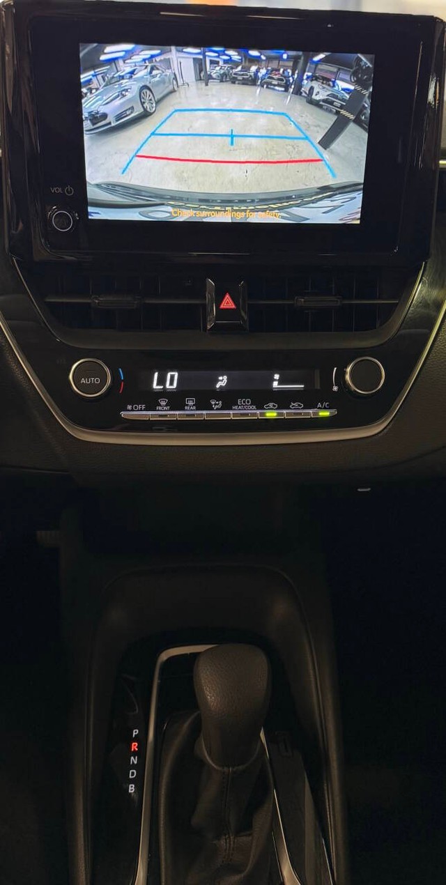 Toyota Corolla Vehicle Full-screen Gallery Image 10